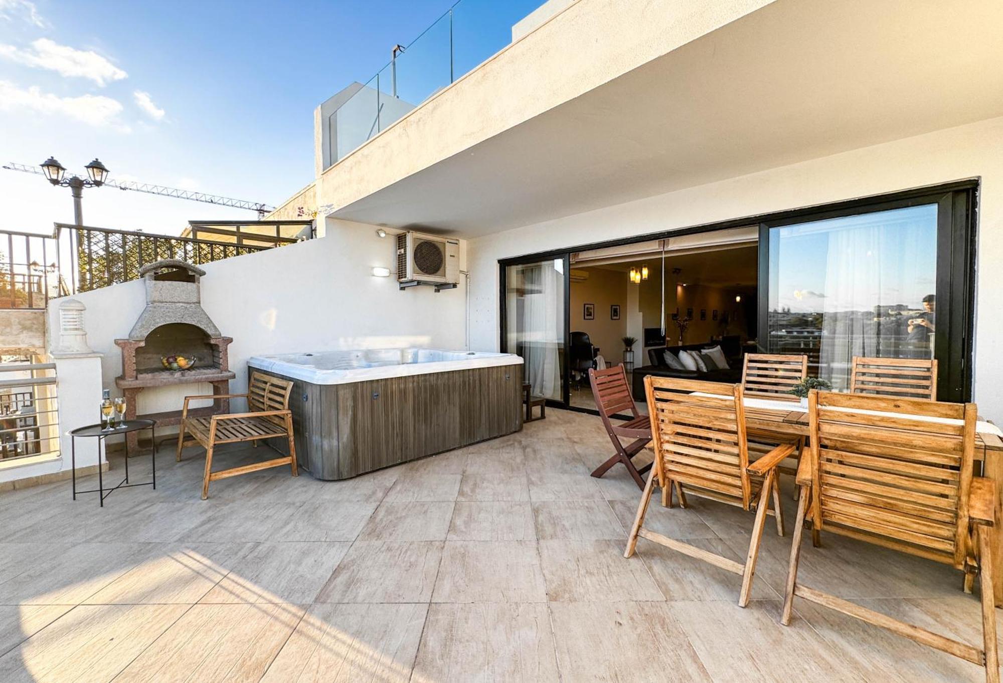 Jacuzzi Terrace Getaway With Valletta Views Apartment *