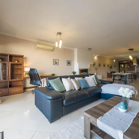 Jacuzzi Terrace Getaway With Valletta Views Sliema Exterior photo
