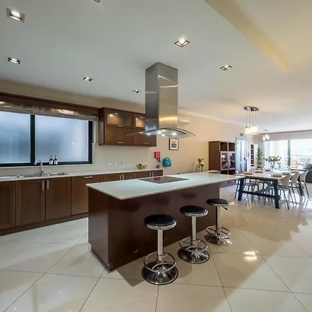 Jacuzzi Terrace Getaway With Valletta Views Sliema Exterior photo
