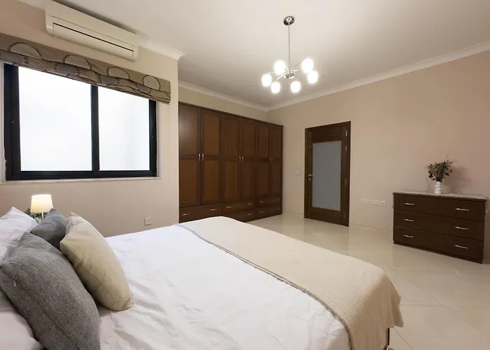 Jacuzzi Terrace Getaway With Valletta Views