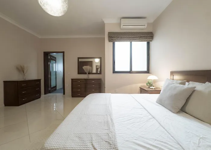 Jacuzzi Terrace Getaway With Valletta Views