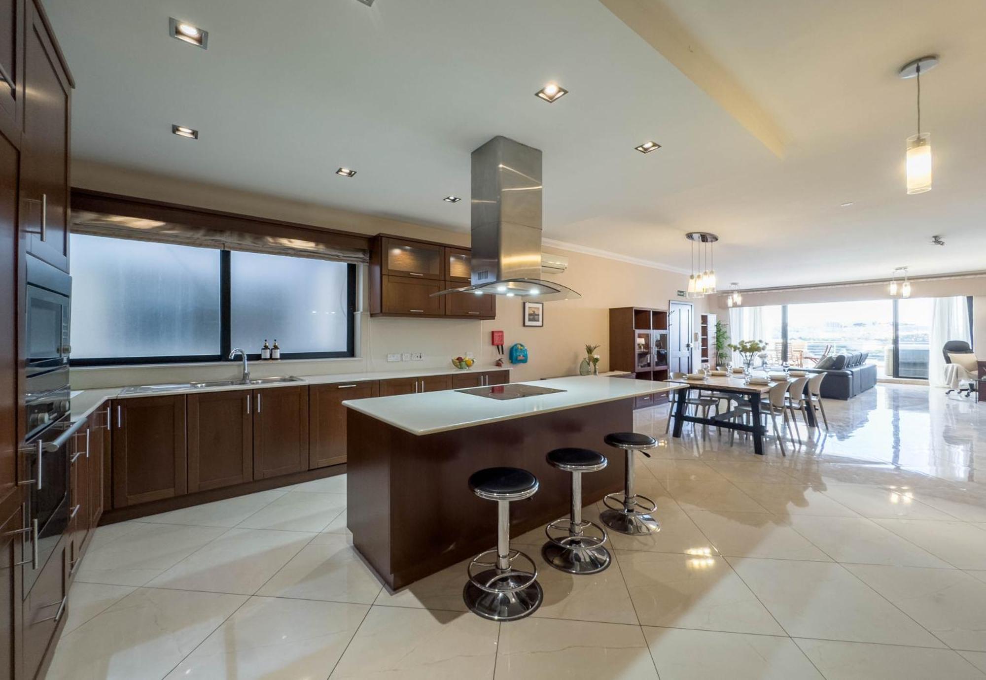 Jacuzzi Terrace Getaway With Valletta Views Appartement *