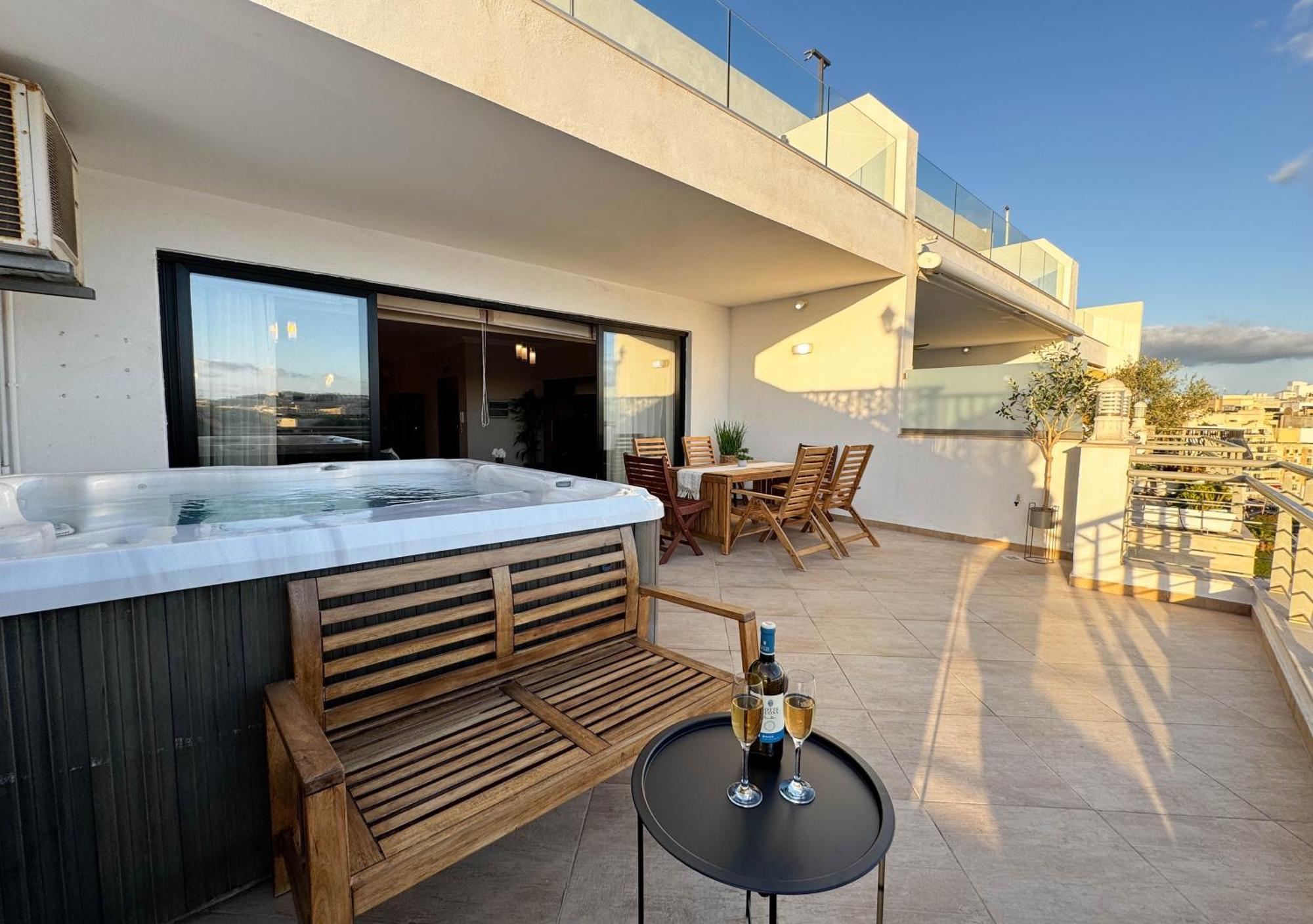 Jacuzzi Terrace Getaway With Valletta Views Appartement Sliema