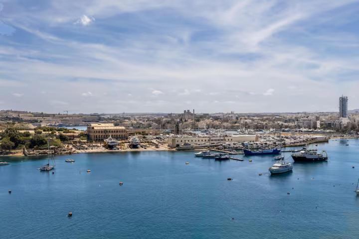 Jacuzzi Terrace Getaway With Valletta Views Appartement *